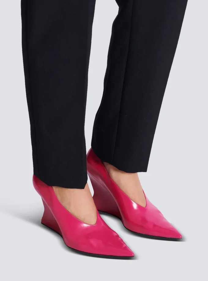 Glänsande kilklackade pumps i lammskinn