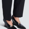 Glänsande kilklackade pumps i lammskinn