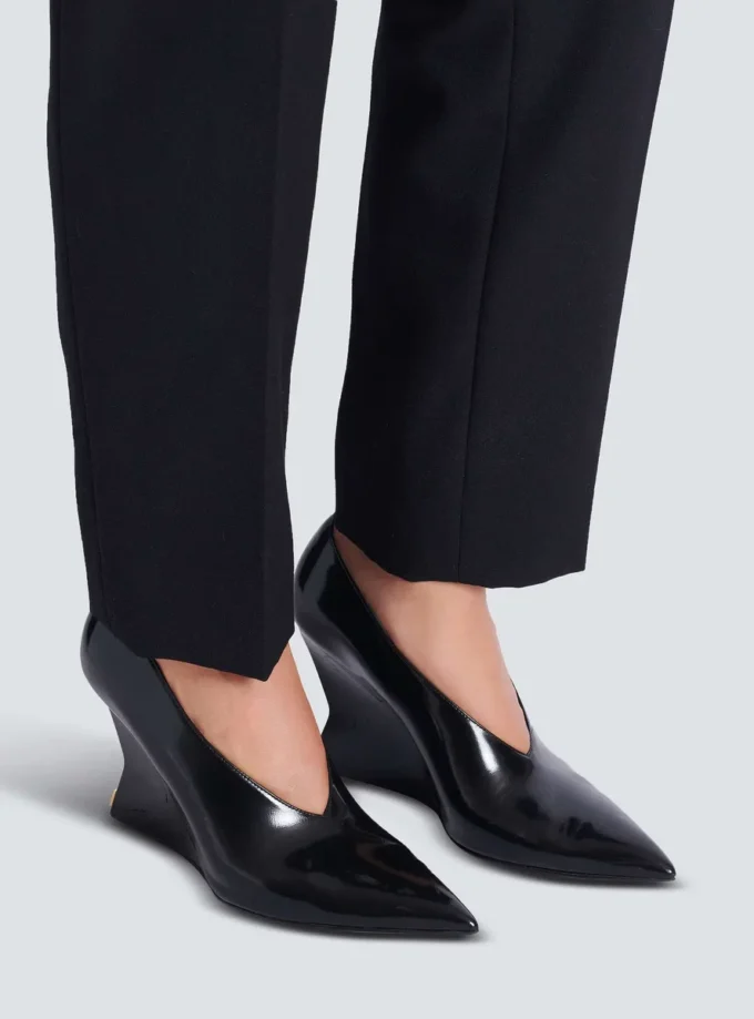 Glänsande kilklackade pumps i lammskinn