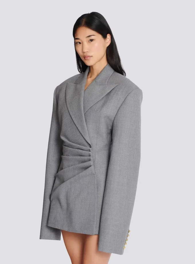 Kort jackklänning i draperad ull Kort jackklänning i draperad ull