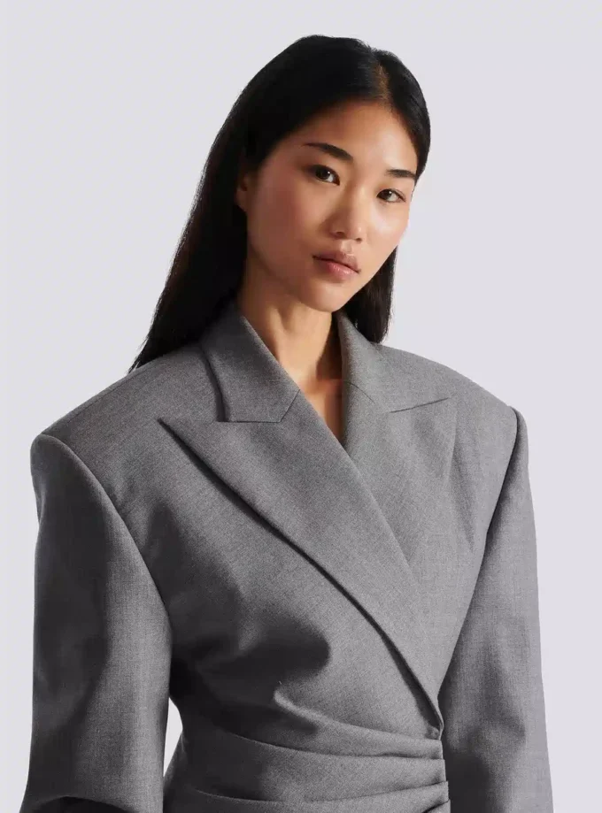 Kort jackklänning i draperad ull Kort jackklänning i draperad ull