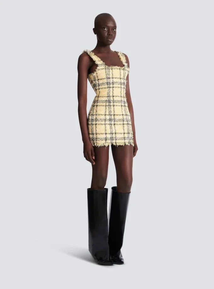 Kort klänning med spaghettiband i glittertweed Kort klänning med spaghettiband i glittertweed