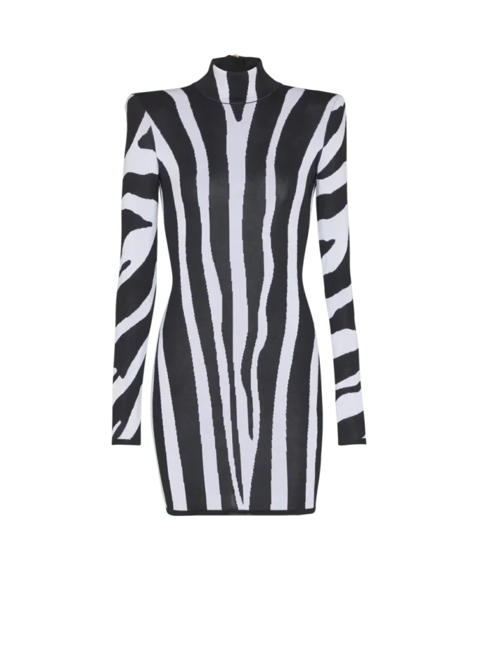 Kort stickad klänning med zebraintarsia Kort stickad klänning med zebraintarsia