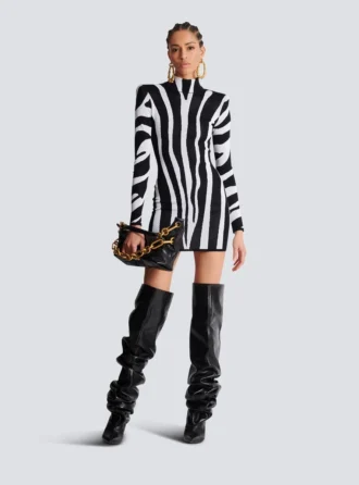 Kort stickad klänning med zebraintarsia