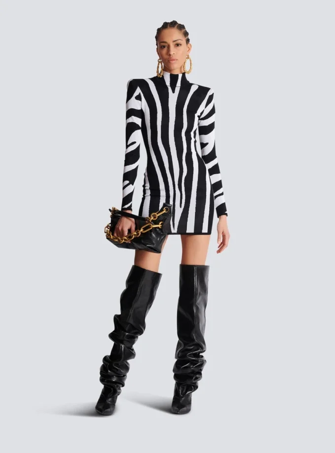 Kort stickad klänning med zebraintarsia Kort stickad klänning med zebraintarsia