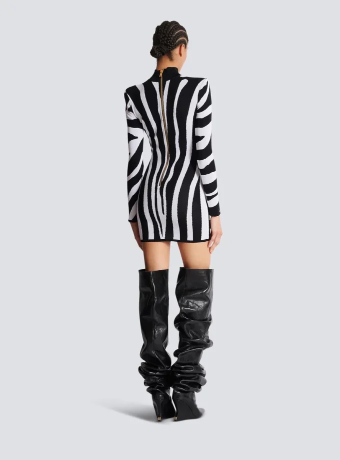 Kort stickad klänning med zebraintarsia Kort stickad klänning med zebraintarsia