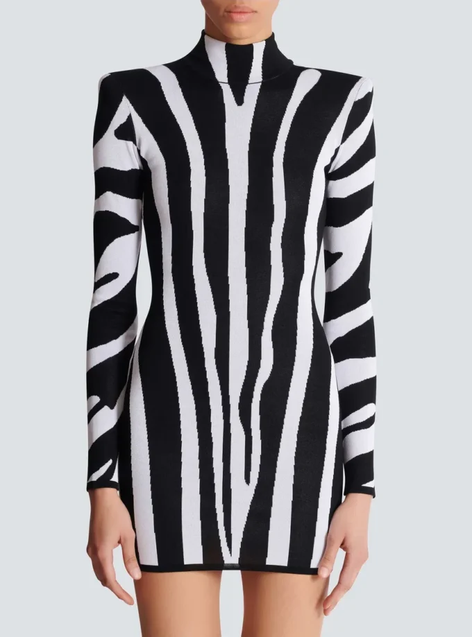 Kort stickad klänning med zebraintarsia Kort stickad klänning med zebraintarsia