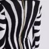Kort stickad klänning med zebraintarsia Kort stickad klänning med zebraintarsia