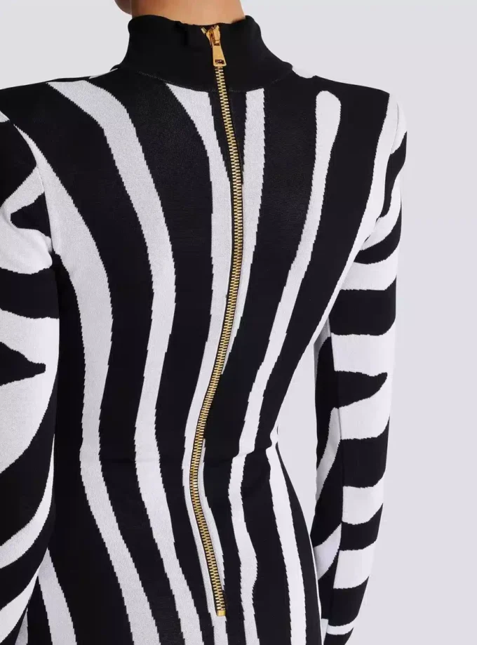 Kort stickad klänning med zebraintarsia Kort stickad klänning med zebraintarsia