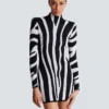 Kort stickad klänning med zebraintarsia Kort stickad klänning med zebraintarsia