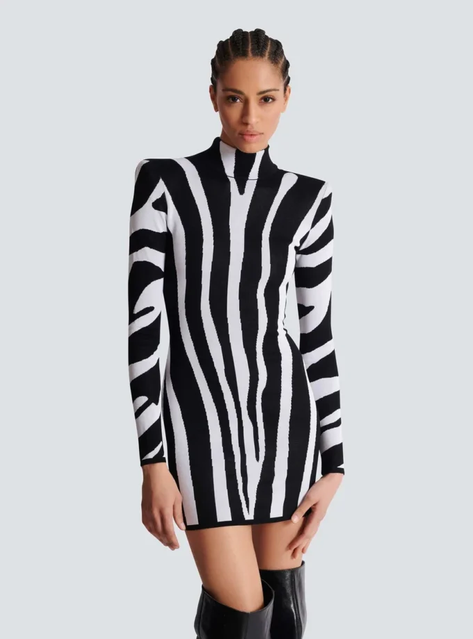 Kort stickad klänning med zebraintarsia Kort stickad klänning med zebraintarsia