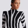 Kort stickad klänning med zebraintarsia Kort stickad klänning med zebraintarsia