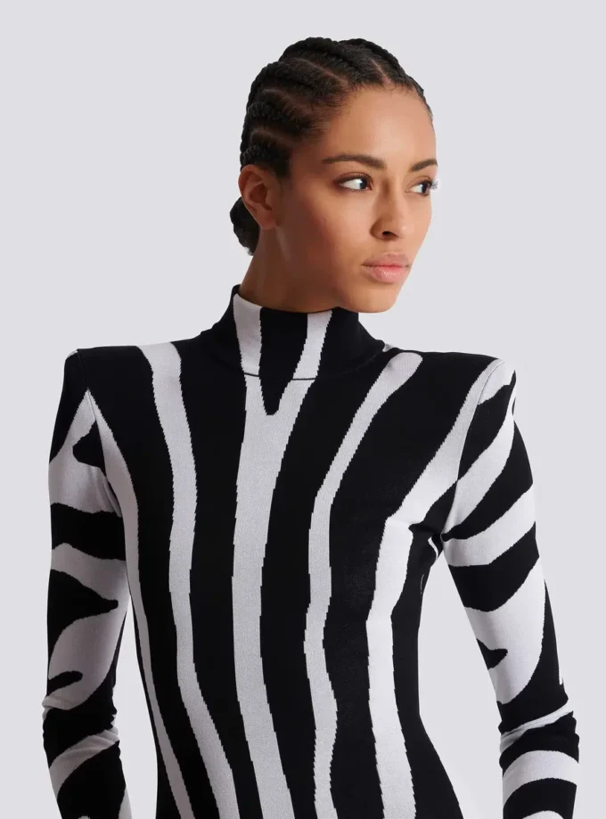 Kort stickad klänning med zebraintarsia Kort stickad klänning med zebraintarsia