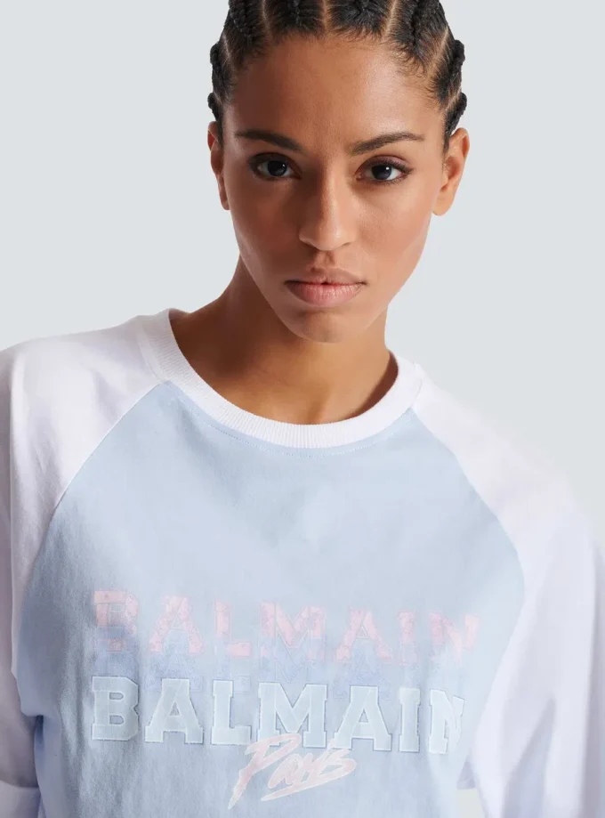 Kort T-shirt med Balmain Paris-tryck