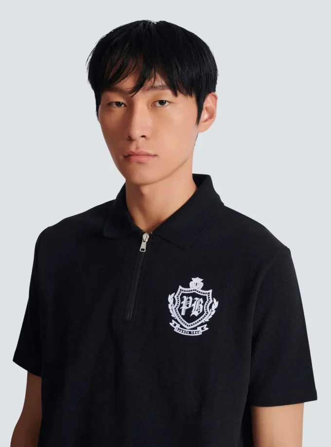 Kortärmad polo med collegeemblem Kortärmad polo med collegeemblem