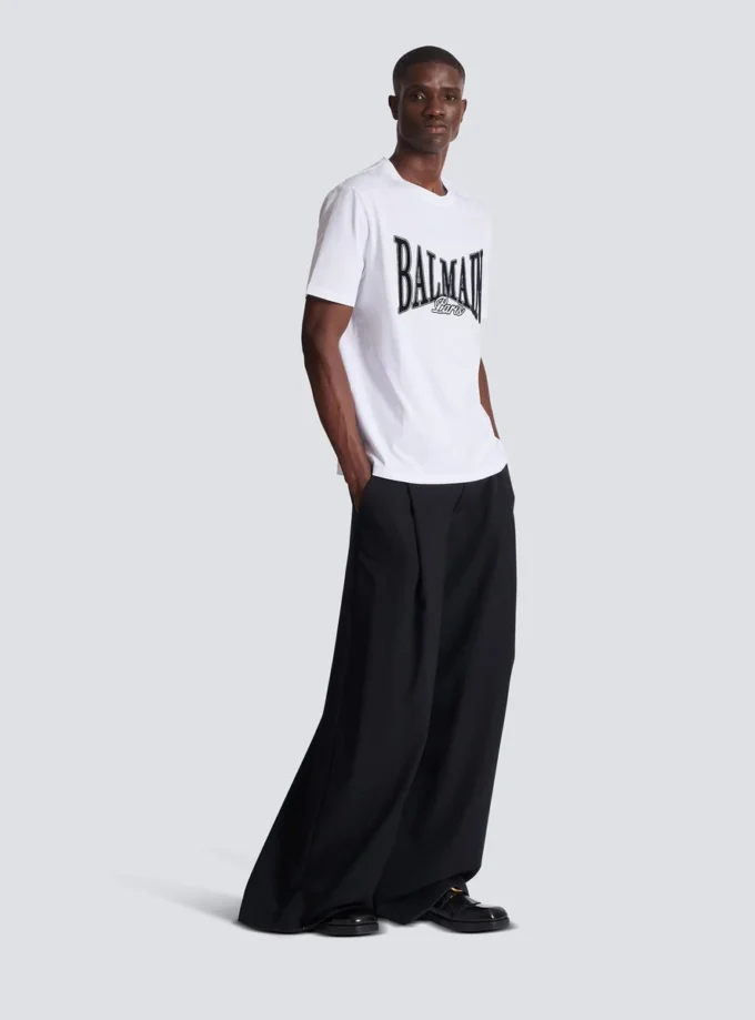 Kortärmad T-shirt med flockat Balmain College-tryck