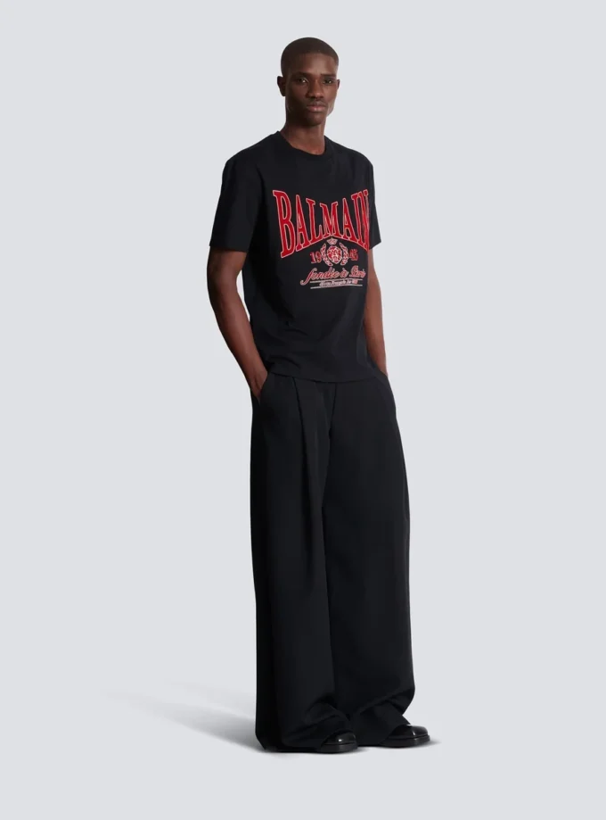 Kortärmad T-shirt med flockat Balmain College-tryck Kortärmad T-shirt med flockat Balmain College-tryck