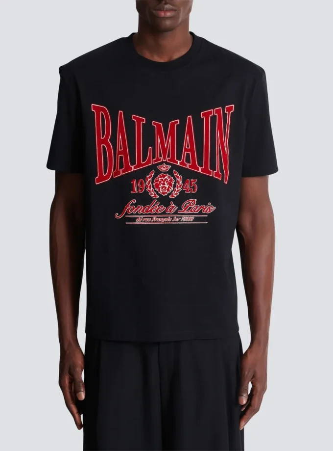 Kortärmad T-shirt med flockat Balmain College-tryck Kortärmad T-shirt med flockat Balmain College-tryck