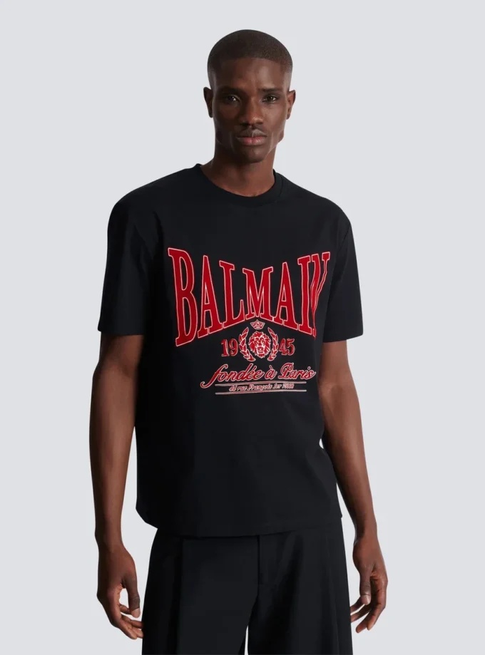 Kortärmad T-shirt med flockat Balmain College-tryck Kortärmad T-shirt med flockat Balmain College-tryck