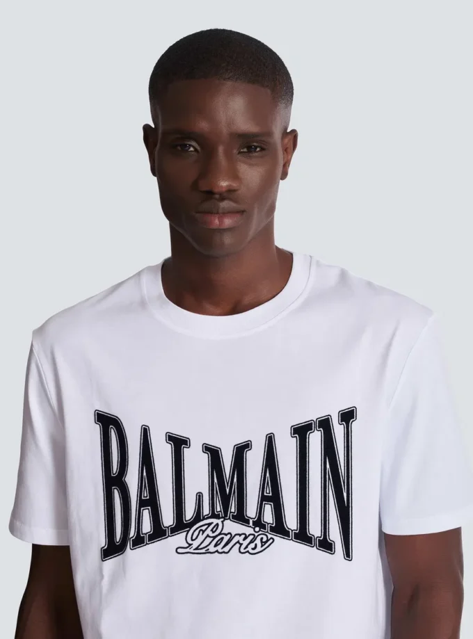 Kortärmad T-shirt med flockat Balmain College-tryck