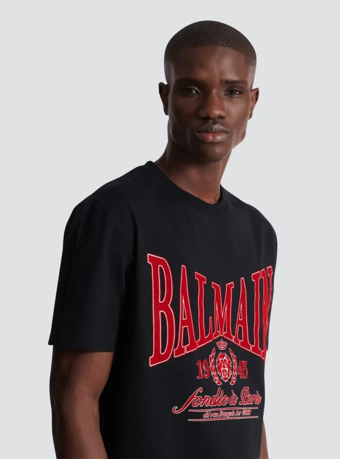 Kortärmad T-shirt med flockat Balmain College-tryck Kortärmad T-shirt med flockat Balmain College-tryck
