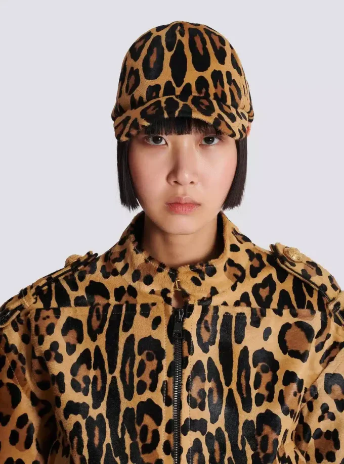 Läderkeps i ponnyhudstil med leopardmönster