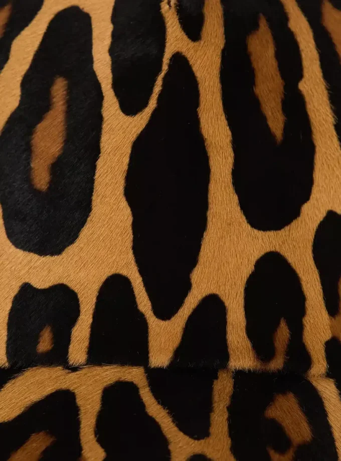 Läderkeps i ponnyhudstil med leopardmönster