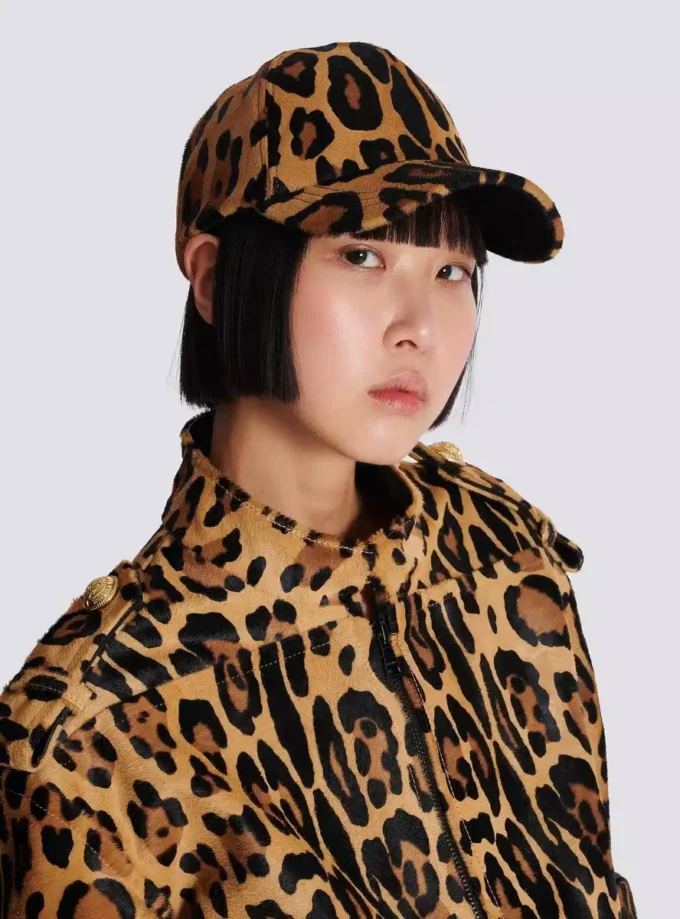 Läderkeps i ponnyhudstil med leopardmönster