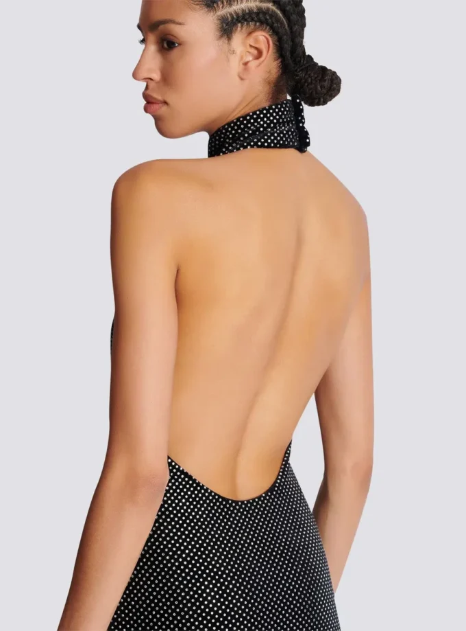Lång sammetsklänning med halterneck och strass Lång sammetsklänning med halterneck och strass