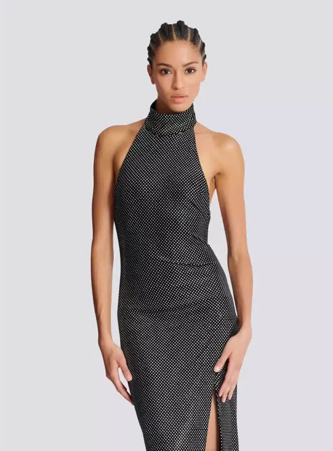 Lång sammetsklänning med halterneck och strass Lång sammetsklänning med halterneck och strass