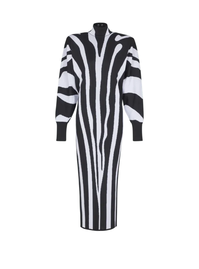 Lång stickad klänning med zebraintarsia Lång stickad klänning med zebraintarsia