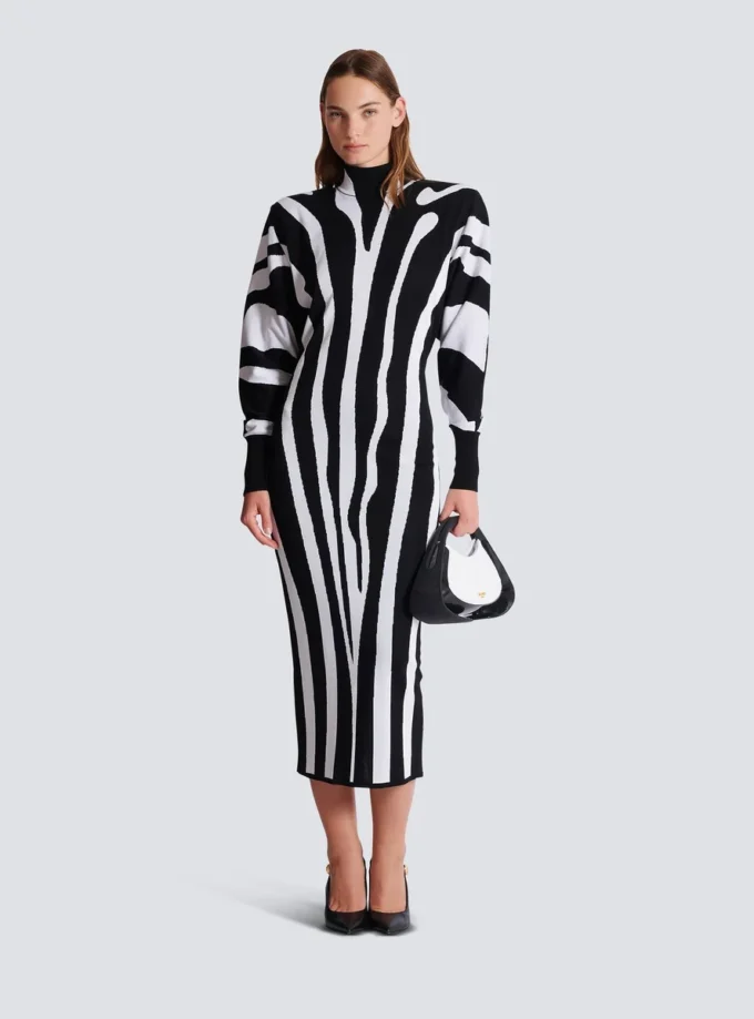 Lång stickad klänning med zebraintarsia Lång stickad klänning med zebraintarsia