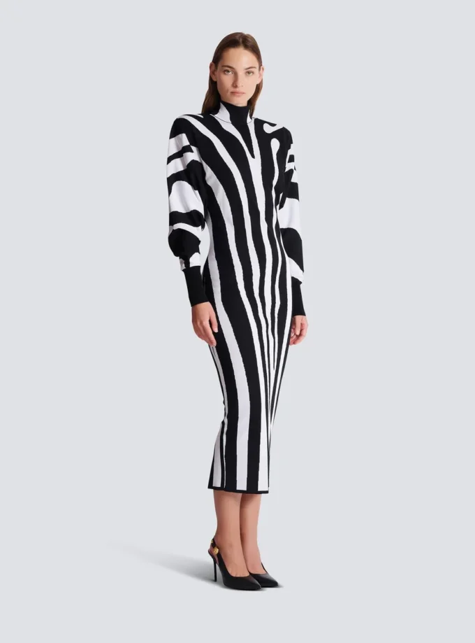 Lång stickad klänning med zebraintarsia Lång stickad klänning med zebraintarsia