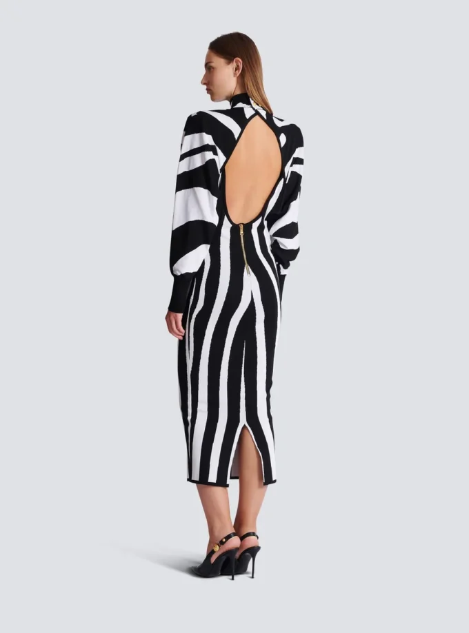 Lång stickad klänning med zebraintarsia Lång stickad klänning med zebraintarsia
