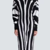 Lång stickad klänning med zebraintarsia Lång stickad klänning med zebraintarsia