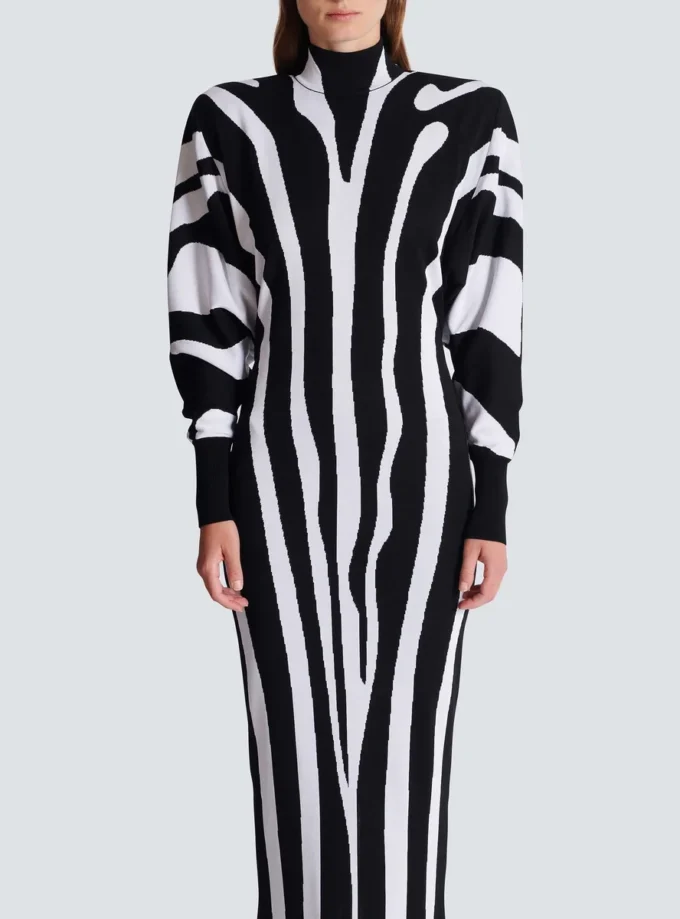 Lång stickad klänning med zebraintarsia Lång stickad klänning med zebraintarsia