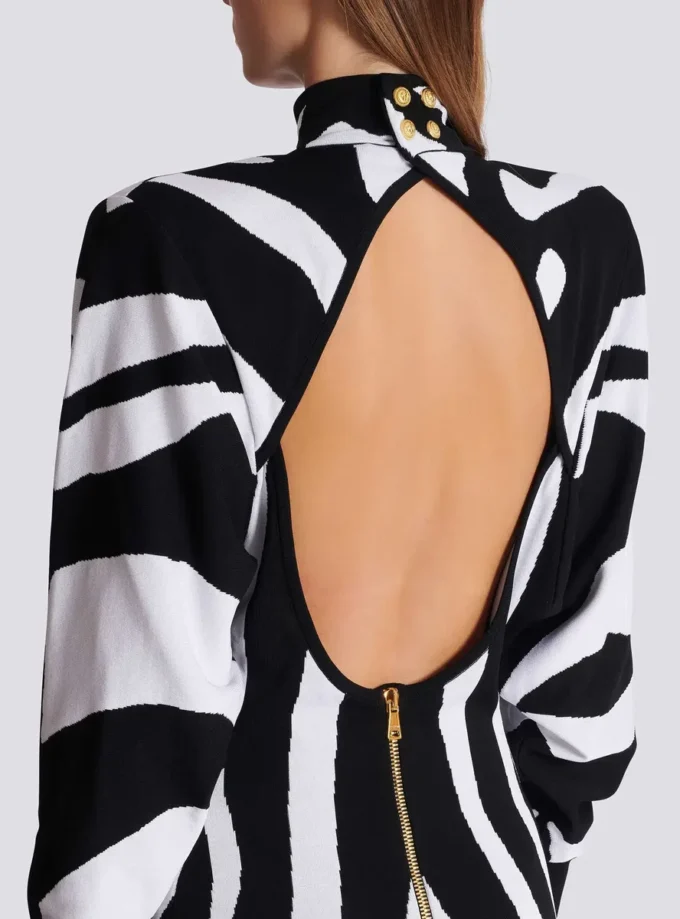 Lång stickad klänning med zebraintarsia Lång stickad klänning med zebraintarsia
