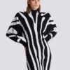 Lång stickad klänning med zebraintarsia Lång stickad klänning med zebraintarsia