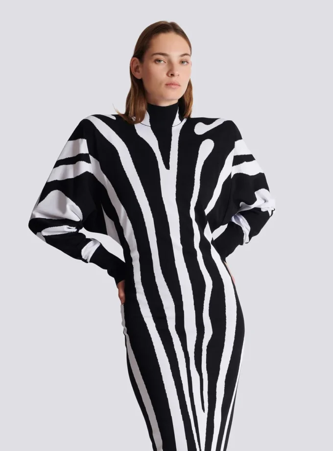 Lång stickad klänning med zebraintarsia Lång stickad klänning med zebraintarsia