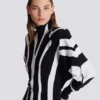 Lång stickad klänning med zebraintarsia Lång stickad klänning med zebraintarsia