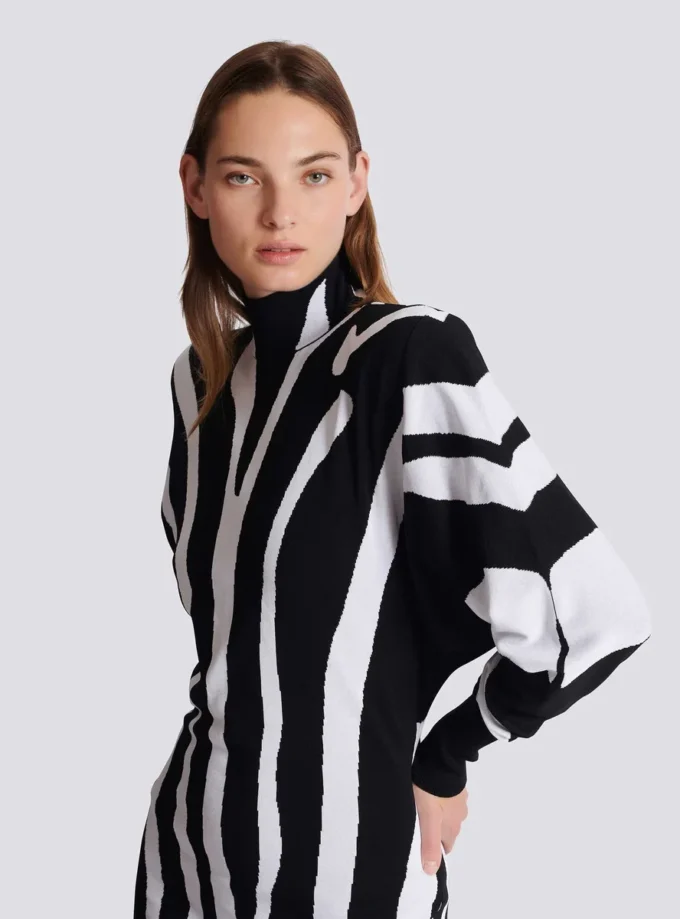 Lång stickad klänning med zebraintarsia Lång stickad klänning med zebraintarsia