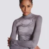 Långärmad T-shirt med hög hals, draperad trompe-l’œil-tryck Långärmad T-shirt med hög hals, draperad trompe-l’œil-tryck
