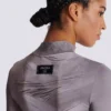 Långärmad T-shirt med hög hals, draperad trompe-l’œil-tryck Långärmad T-shirt med hög hals, draperad trompe-l’œil-tryck