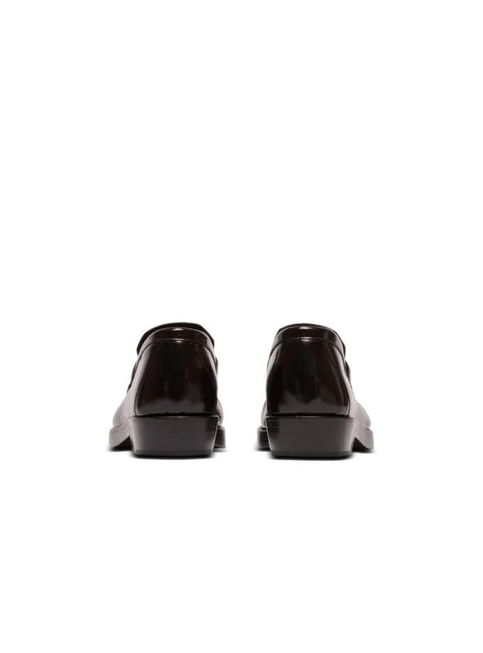 Loafers i glansigt läder med fyrkantig tå Loafers i glansigt läder med fyrkantig tå
