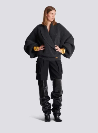 Oversized stickad tröja med omlottkrage