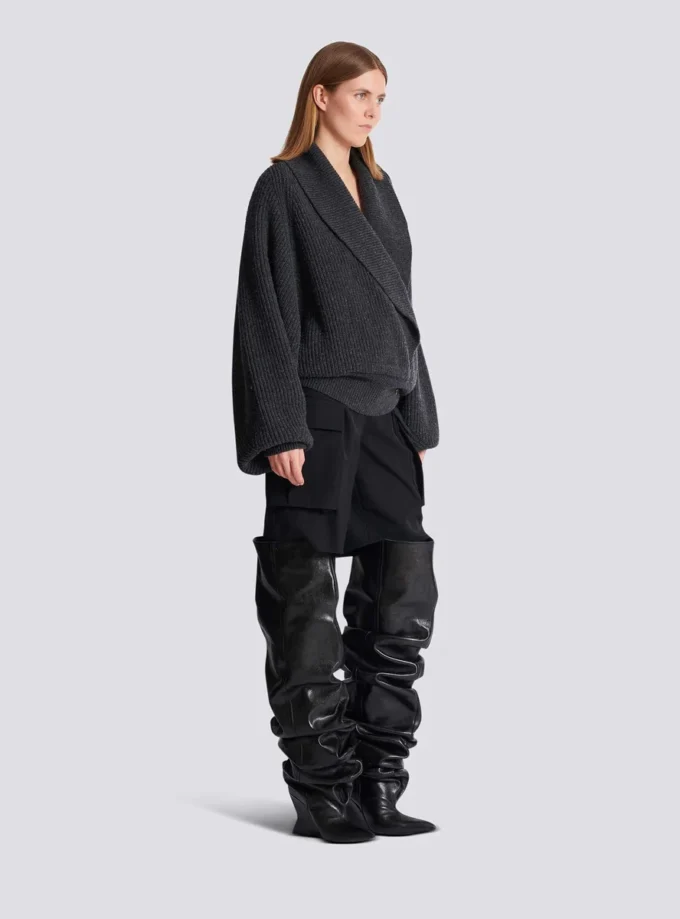 Oversized stickad tröja med omlottkrage