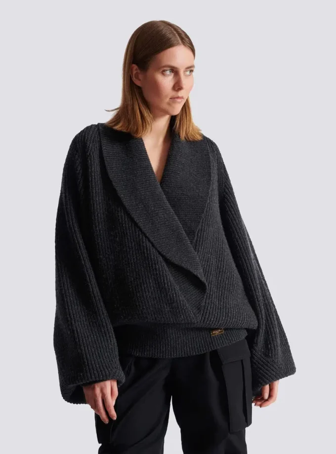 Oversized stickad tröja med omlottkrage