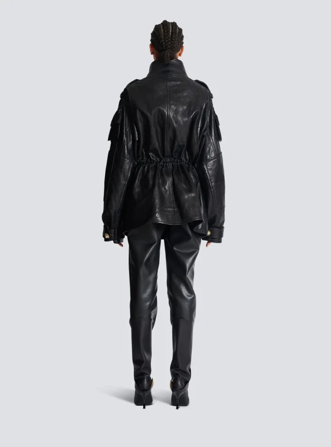 Parkas i lammskinn med diamantmönster i sömmarna Parkas i lammskinn med diamantmönster i sömmarna