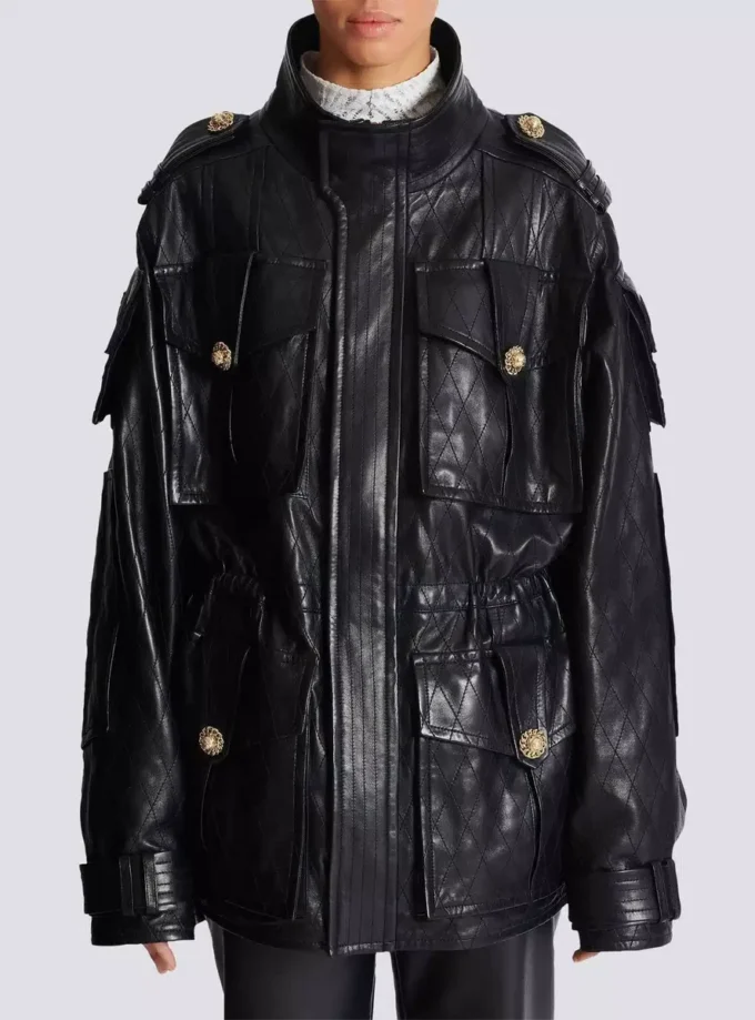 Parkas i lammskinn med diamantmönster i sömmarna Parkas i lammskinn med diamantmönster i sömmarna
