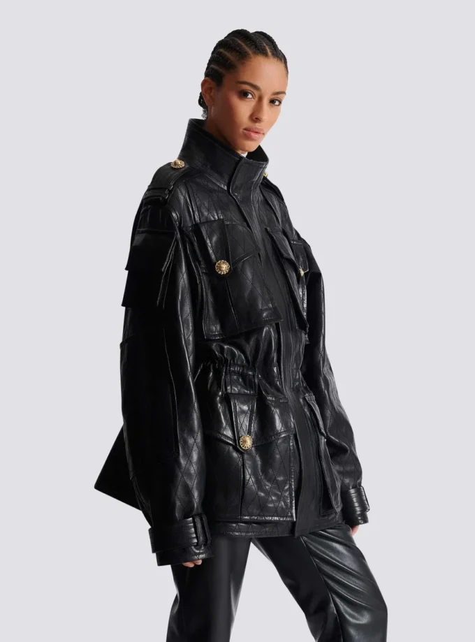 Parkas i lammskinn med diamantmönster i sömmarna Parkas i lammskinn med diamantmönster i sömmarna